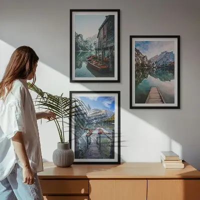 Set tablouri decorative bărci din lemn pe lacul montan