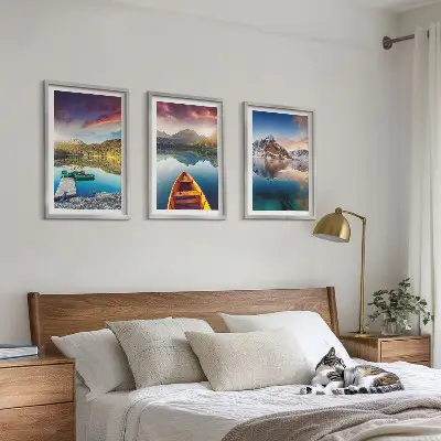 Set de tablouri pentru dormitor cu peisaj montan cu lac și barcă