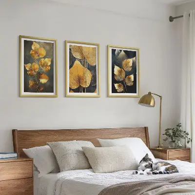 Set tablouri decorative cu frunze galbene pe un fundal întunecat