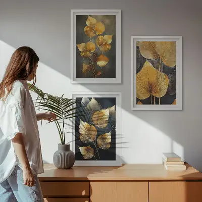Set tablouri decorative cu frunze galbene pe un fundal întunecat