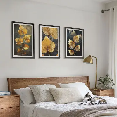 Set tablouri decorative cu frunze galbene pe un fundal întunecat