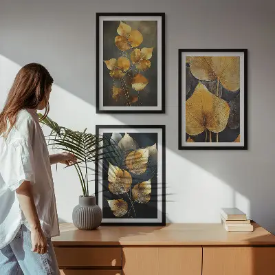 Set tablouri decorative cu frunze galbene pe un fundal întunecat