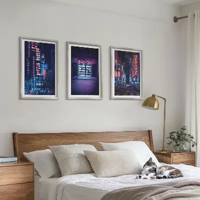 Set de tablouri pentru dormitor cu grafica orașului nocturn în luminile neon