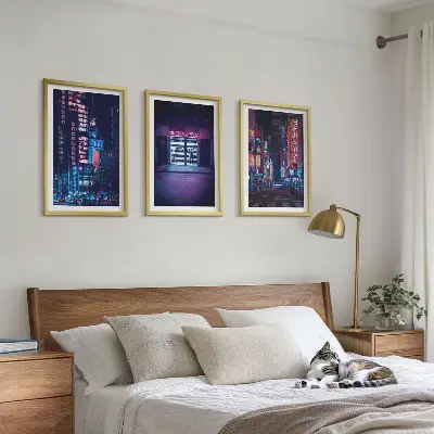 Set de tablouri pentru dormitor cu grafica orașului nocturn în luminile neon
