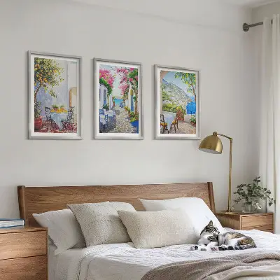 Set de tablouri decorative cu străzi fermecătoare, plante și mare