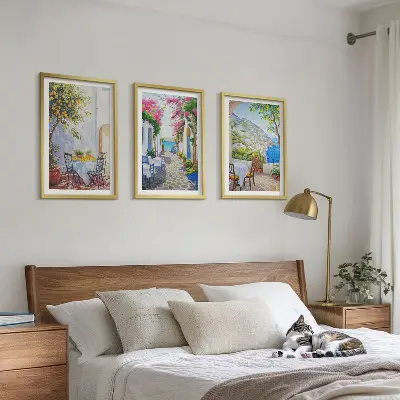 Set de tablouri decorative cu străzi fermecătoare, plante și mare