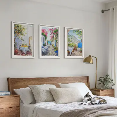 Set de tablouri decorative cu străzi fermecătoare, plante și mare