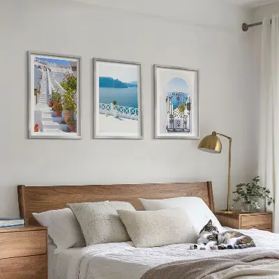 Set de tablouri decorative cu scări albe și plante la poarta mare