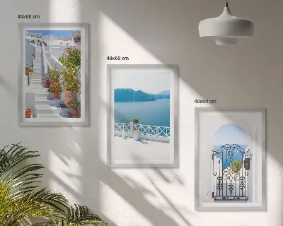 Set de tablouri decorative cu scări albe și plante la poarta mare
