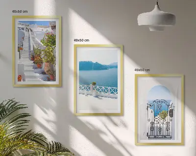 Set de tablouri decorative cu scări albe și plante la poarta mare