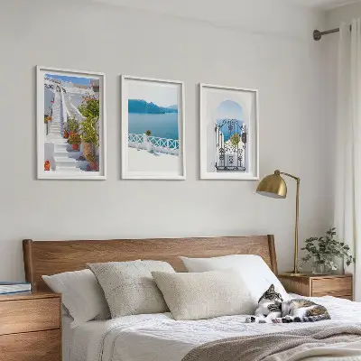 Set de tablouri decorative cu scări albe și plante la poarta mare