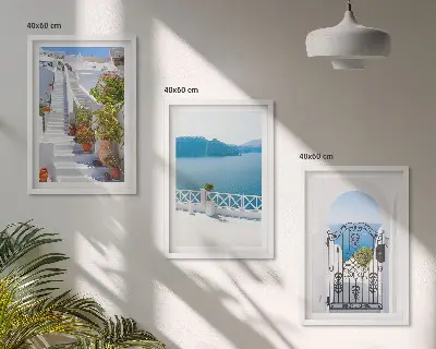 Set de tablouri decorative cu scări albe și plante la poarta mare