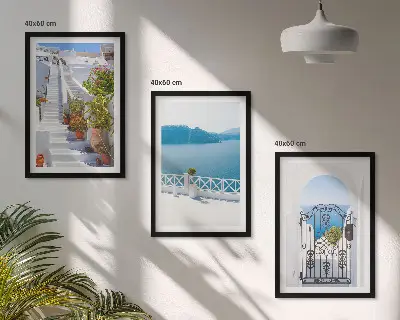 Set de tablouri decorative cu scări albe și plante la poarta mare