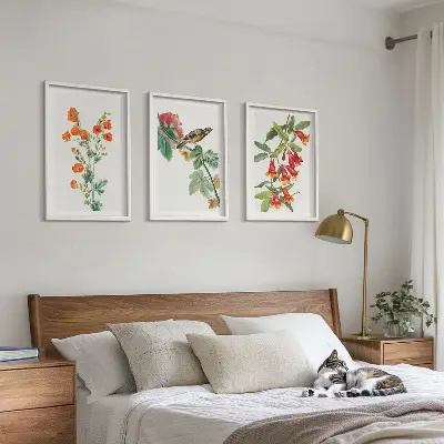 Set de tablouri decorative cu flori pictate și o pasăre