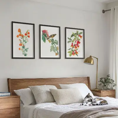 Set de tablouri decorative cu flori pictate și o pasăre