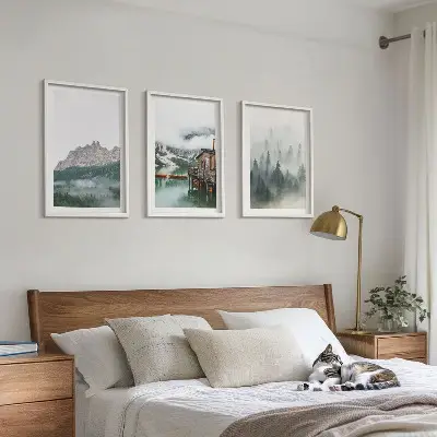 Set tablouri pentru dormitor cu peisaj de munți, lac, cabană și ceață