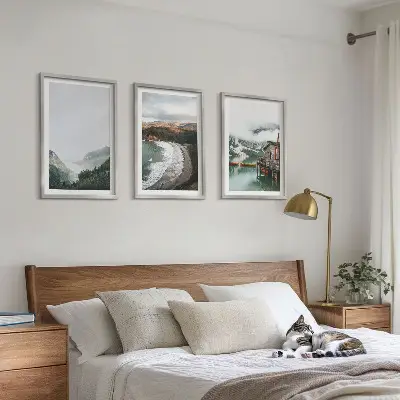 Set de tablouri pentru dormitor cu peisaj de munți, plajă, nori și apă