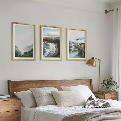 Set de tablouri pentru dormitor cu peisaj de munți, plajă, nori și apă