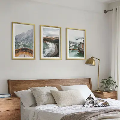 Set de tablouri pentru dormitor cu peisaj montan cu lac, barcă și plajă