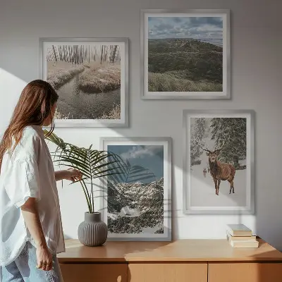 Set de tablouri peisaj forestier cu cerbi în munți înzăpeziți gata de agățat