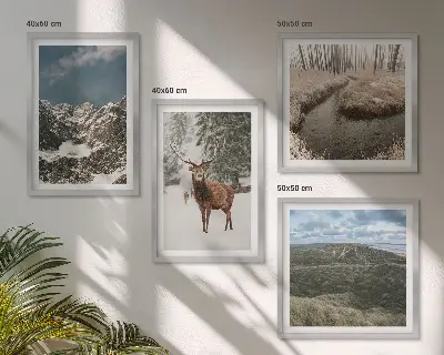 Set de tablouri peisaj forestier cu cerbi în munți înzăpeziți gata de agățat