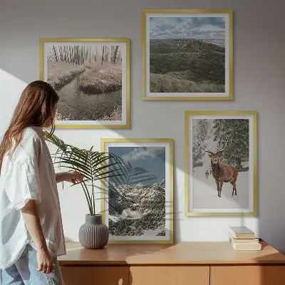Set de tablouri peisaj forestier cu cerbi în munți înzăpeziți gata de agățat