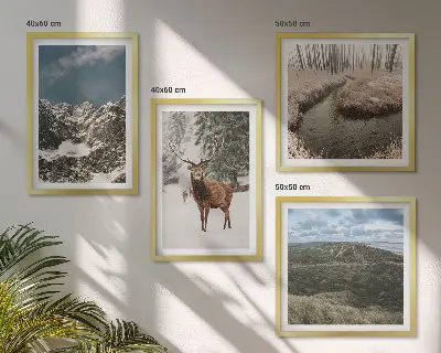 Set de tablouri peisaj forestier cu cerbi în munți înzăpeziți gata de agățat