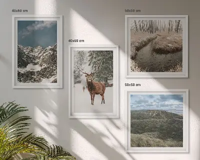 Set de tablouri peisaj forestier cu cerbi în munți înzăpeziți gata de agățat