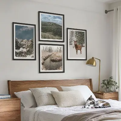 Set de tablouri peisaj forestier cu cerbi în munți înzăpeziți gata de agățat