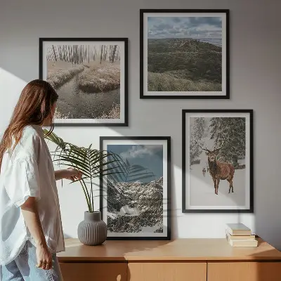Set de tablouri peisaj forestier cu cerbi în munți înzăpeziți gata de agățat