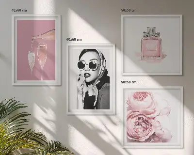 Compoziție de tablouri pentru perete cu accesorii elegante în nuanțe de roz