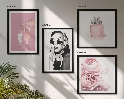 Compoziție de tablouri pentru perete cu accesorii elegante în nuanțe de roz