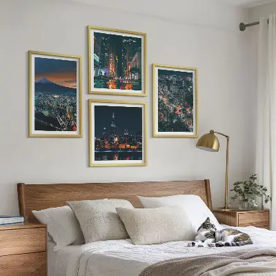 Set tablouri gata de agățat cu vedere montană a orașului noaptea