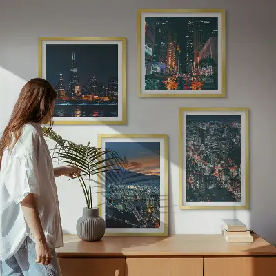 Set tablouri gata de agățat cu vedere montană a orașului noaptea