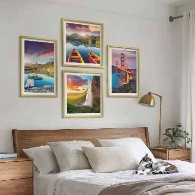 Set de tablouri gata de agățat cu lacuri de munte și poduri pentru bărci