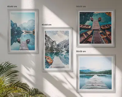 Compoziție de tablouri cu bărci pe debarcader din lemn pe lac