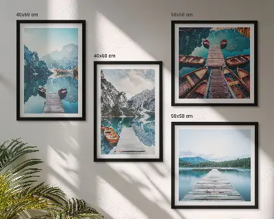 Compoziție de tablouri cu bărci pe debarcader din lemn pe lac