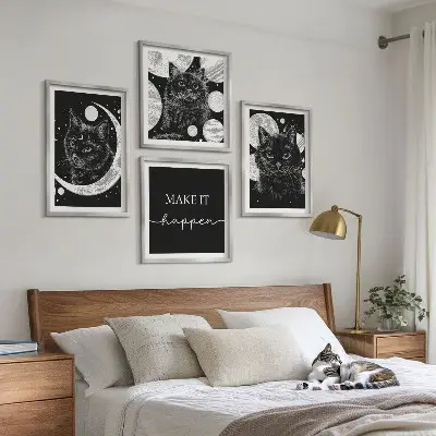 Compoziție de tablouri pentru perete cu grafica Planeta Lună a Pisicilor Negre