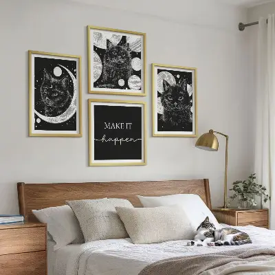 Compoziție de tablouri pentru perete cu grafica Planeta Lună a Pisicilor Negre