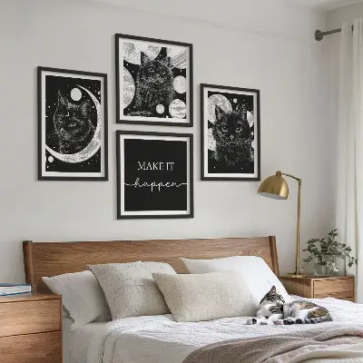 Compoziție de tablouri pentru perete cu grafica Planeta Lună a Pisicilor Negre