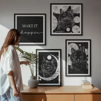 Compoziție de tablouri pentru perete cu grafica Planeta Lună a Pisicilor Negre