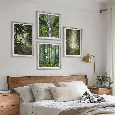 Compoziție de tablouri pentru perete cu raze de lumină în pădurea verde
