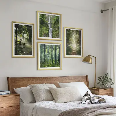 Compoziție de tablouri pentru perete cu raze de lumină în pădurea verde