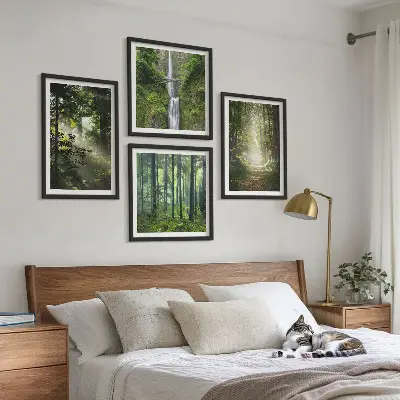 Compoziție de tablouri pentru perete cu raze de lumină în pădurea verde