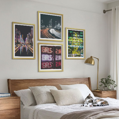Set tablouri gata de agățat semne neon în oraș noaptea