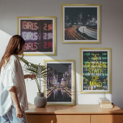 Set tablouri gata de agățat semne neon în oraș noaptea