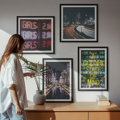 Set tablouri gata de agățat semne neon în oraș noaptea