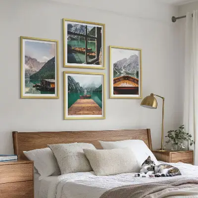 Compoziție de tablouri pentru perete cu peisaje montane, cabane și bărci