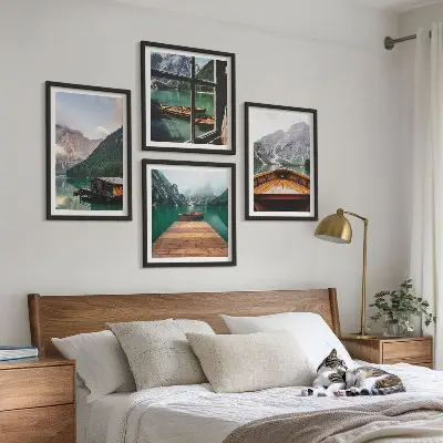 Compoziție de tablouri pentru perete cu peisaje montane, cabane și bărci