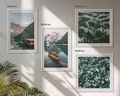 Set tablouri gata de agățat cu peisaj montan cu lac ceață și barcă